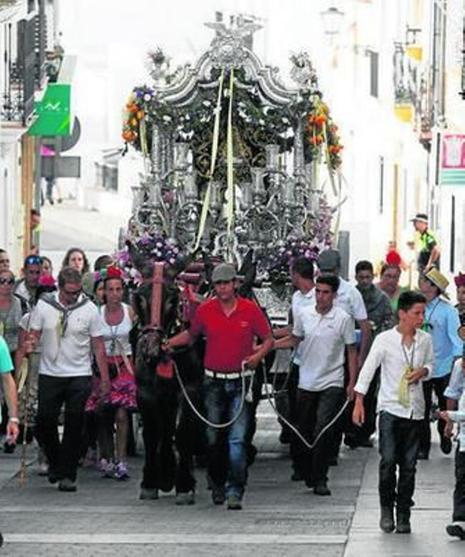 La Hermandad de Isla, por las calles de Cartaya en 2015.