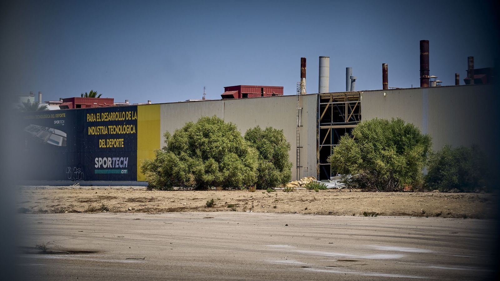 La imagen muestra como los trabajos de desmantelamiento de las antiguas naves de Delphi es ya una realidad.