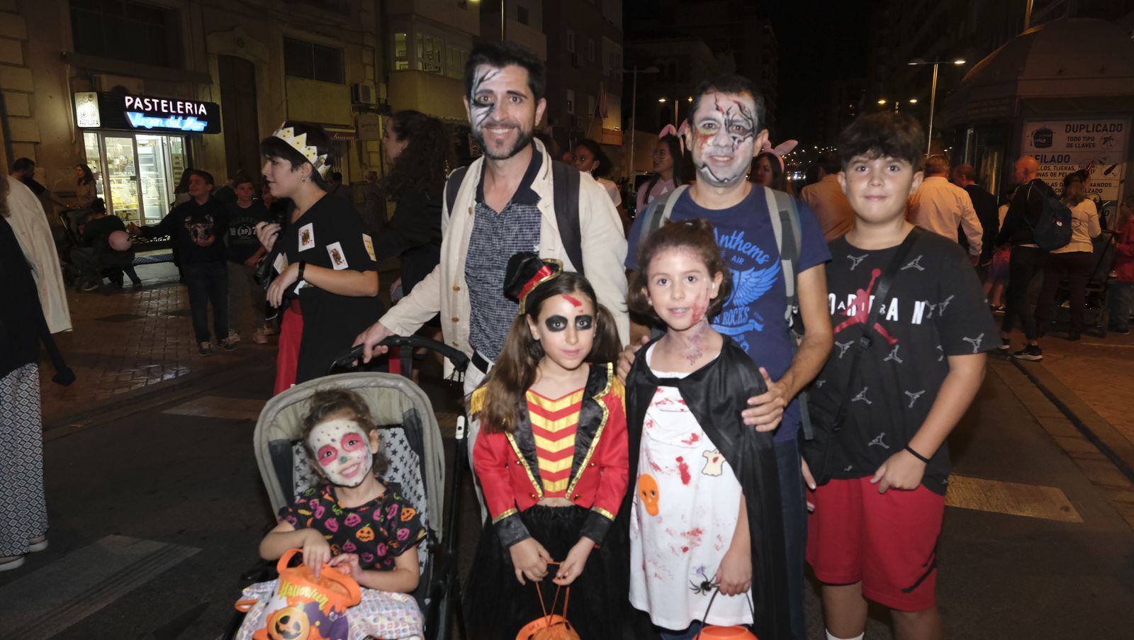 Las imágenes de la Noche en Negro en Almería, Halloween.