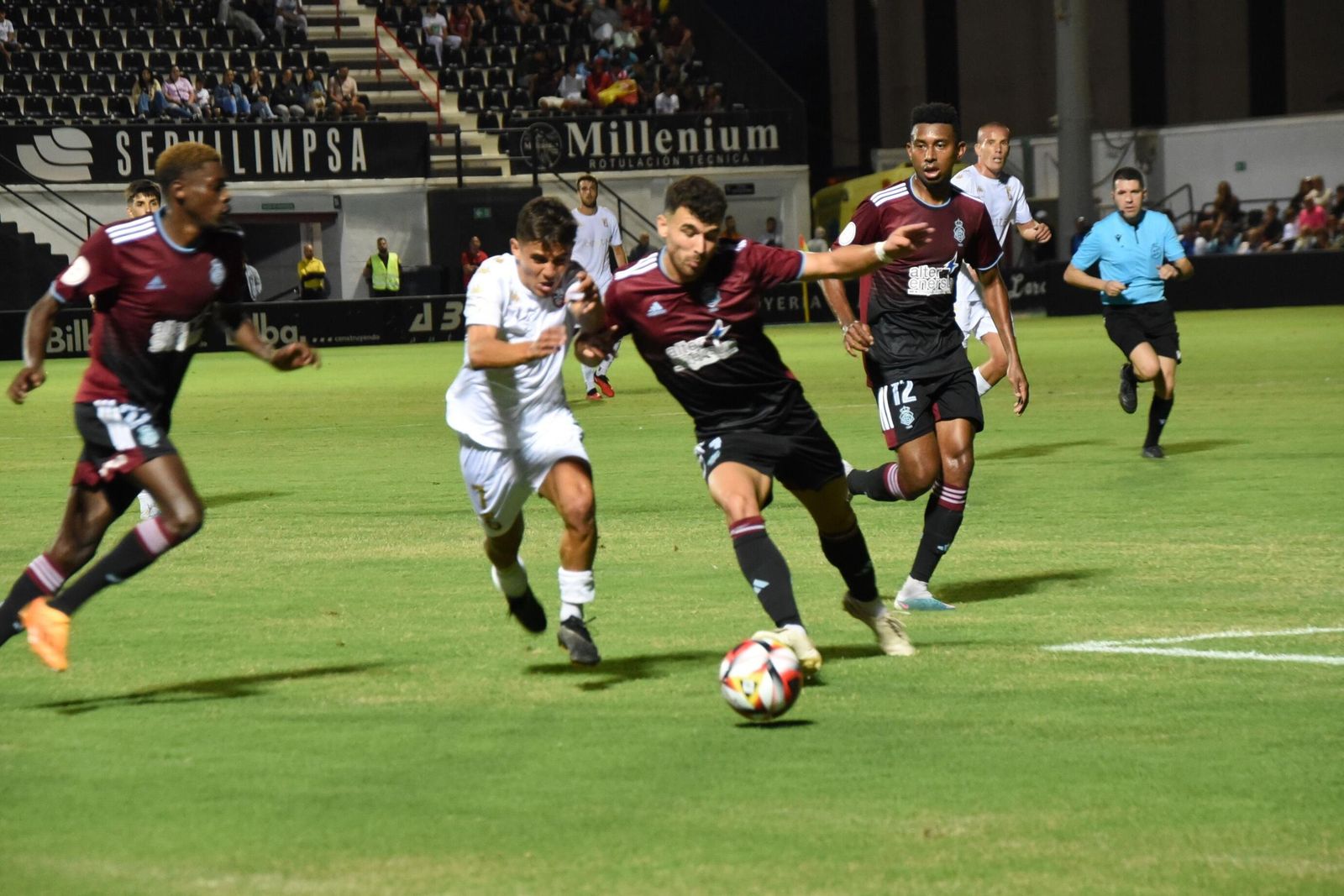 Rubén Serrano pugna una pelota con Aisar.