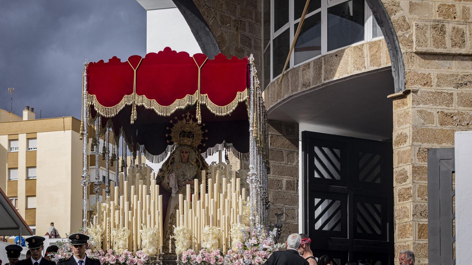 En imágenes,  El Prendimiento de San Fernando tuvo que volverse a su templo entre lágrimas y lluvia