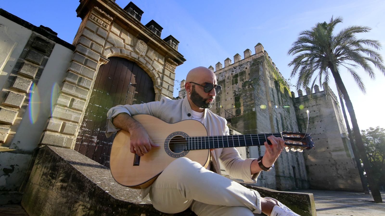 Fernando Carrasco, con su guitarra a las puertas del Alcázar.