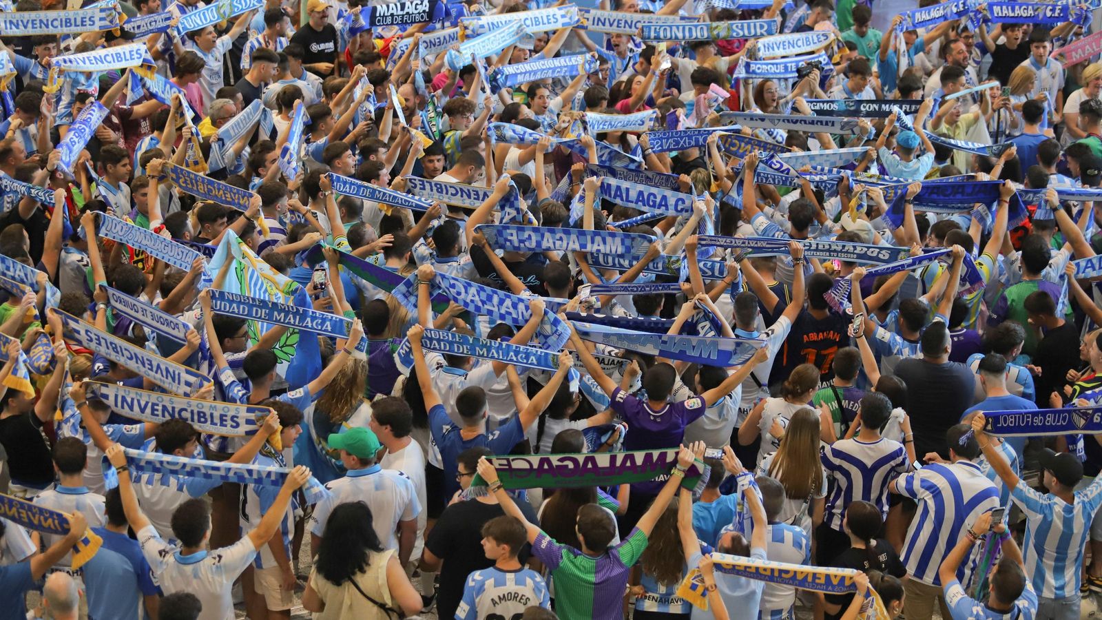 Las fotos de la afición despidiendo al Málaga en el aeropuerto antes de ir a Tarragona