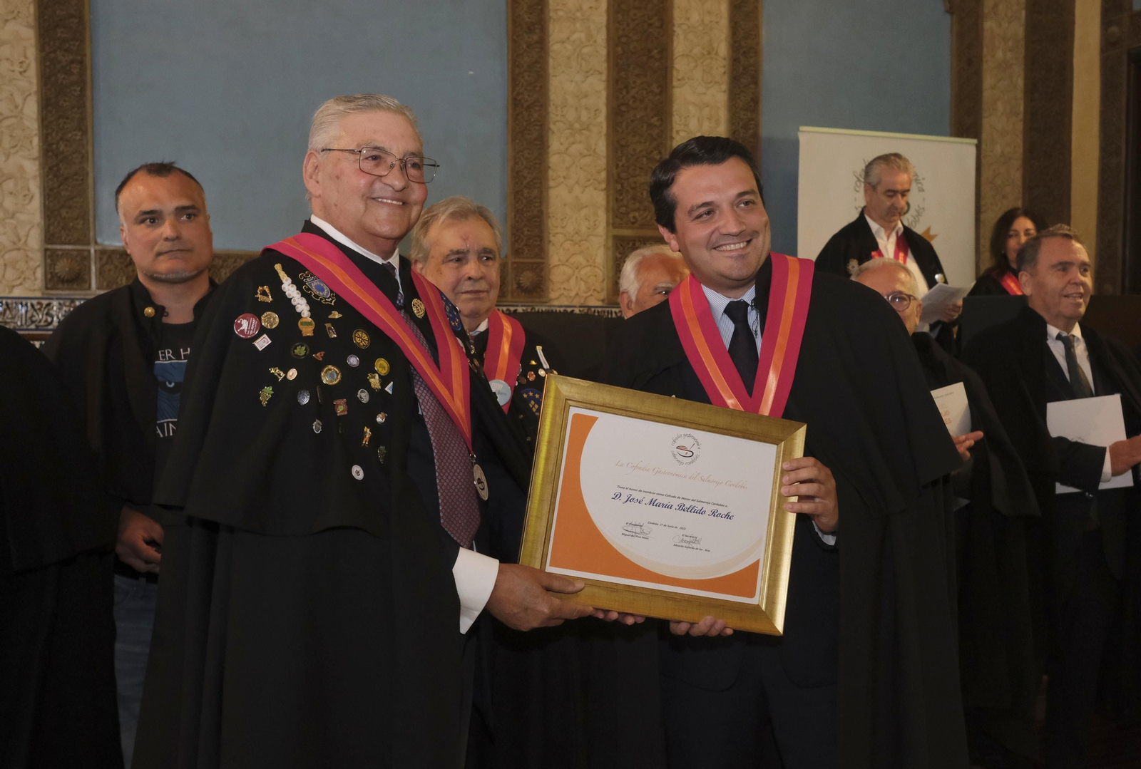 El alcalde de Córdoba es investido Cofrade de Honor de la Cofradía del Salmorejo, en imágenes