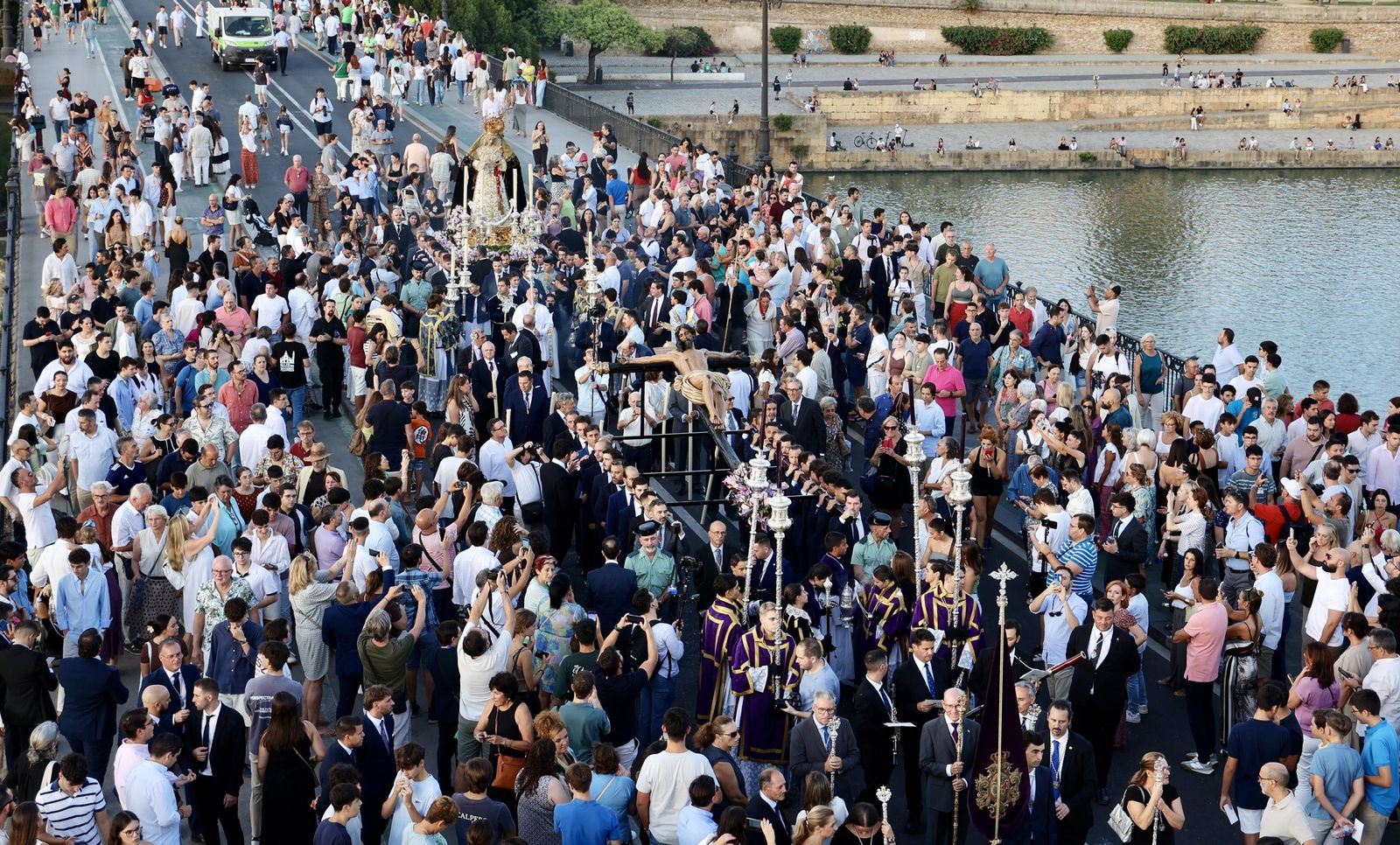 En imágenes, el traslado de los titulares de Las Aguas a la iglesia de San Jacinto