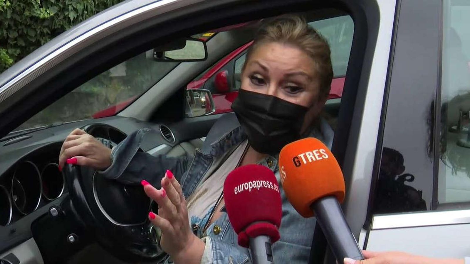 Raquel, hablando con los periodistas el pasado fin de semana a la entrada de su casa.