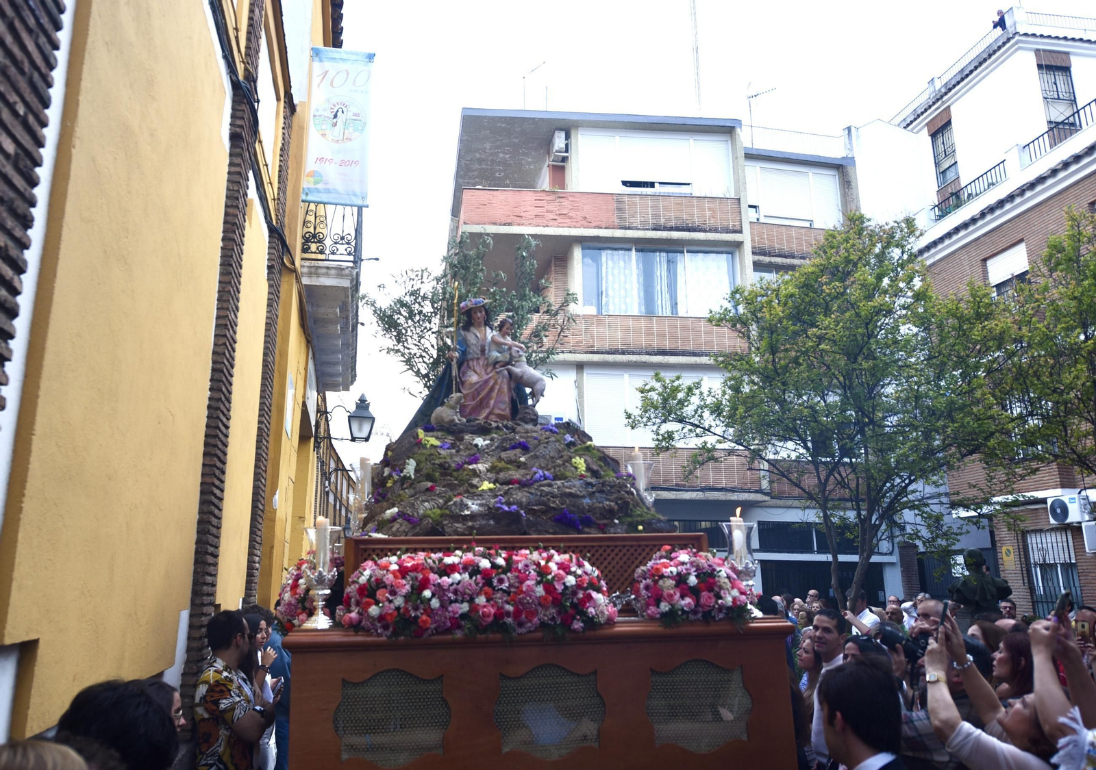 La procesión del colegio Divina Pastora de Córdoba con su Virgen, en imágenes