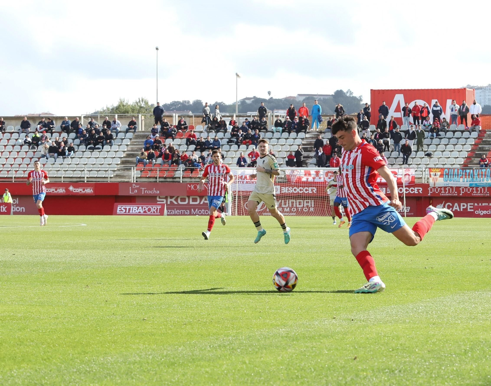 Uno de los fondos del Nuevo Mirador, con poco público ante el Recreativo Granada.