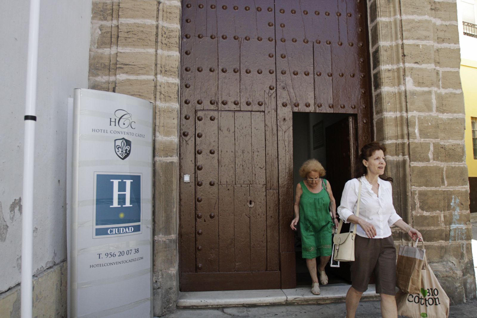 Dos turistas saliendo del Hotel  Convento  Cádiz, en una imagen de archivo.