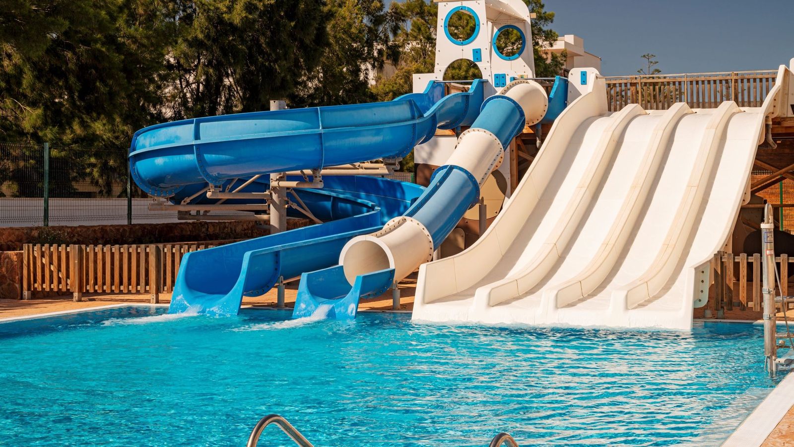 Pistas blandas y tubos para el disfrute de los más pequeños en el Aquapark.