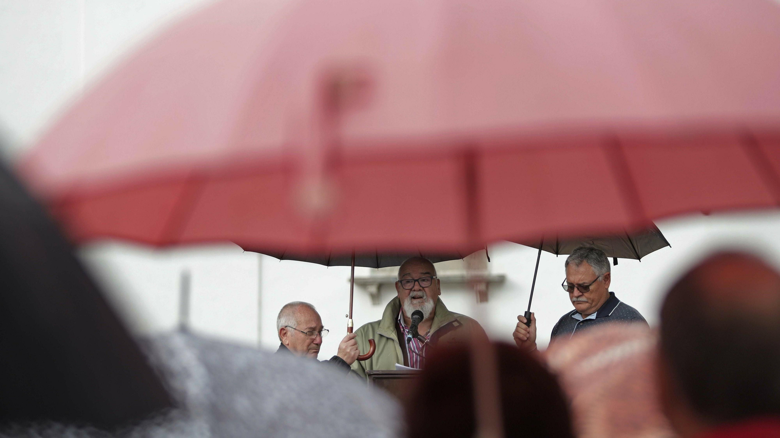 Miembros de la Asociación de Pensionistas y Jubilados del Campo de Gibraltar concentrados en la Plaza Alta de Algeciras para protestar por el presente y peor futuro de las pensiones.