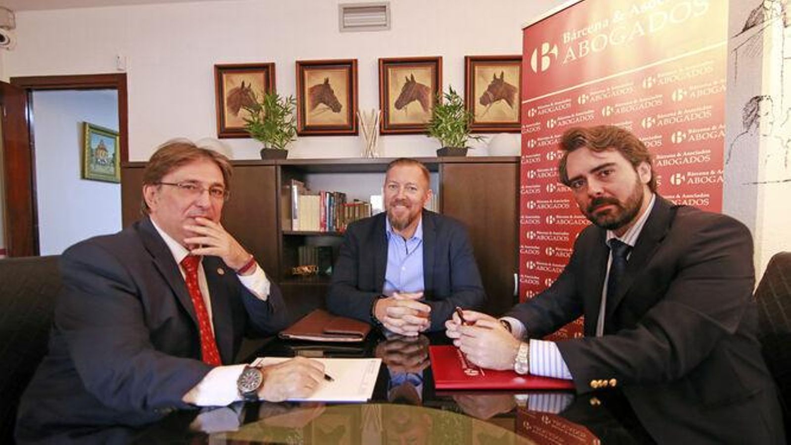 El ex militar junto a sus abogados, Eduardo Bárcena (der.) e Ildefonso Cáceres (izq.) El ex militar junto a sus abogados, Eduardo Bárcena (der.) e Ildefonso Cáceres (izq.)