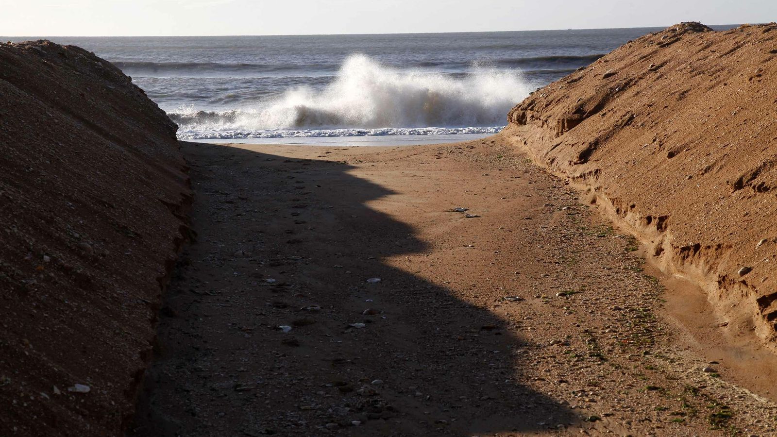 Imagen de los daños que ya se hacen visibles en la costa onubense.