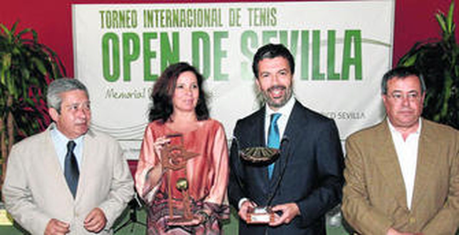 En el centro, María Dolores Blanco-Morales, presidenta del Club Náutico, y Ricardo Villena director del torneo, posan con los trofeos.