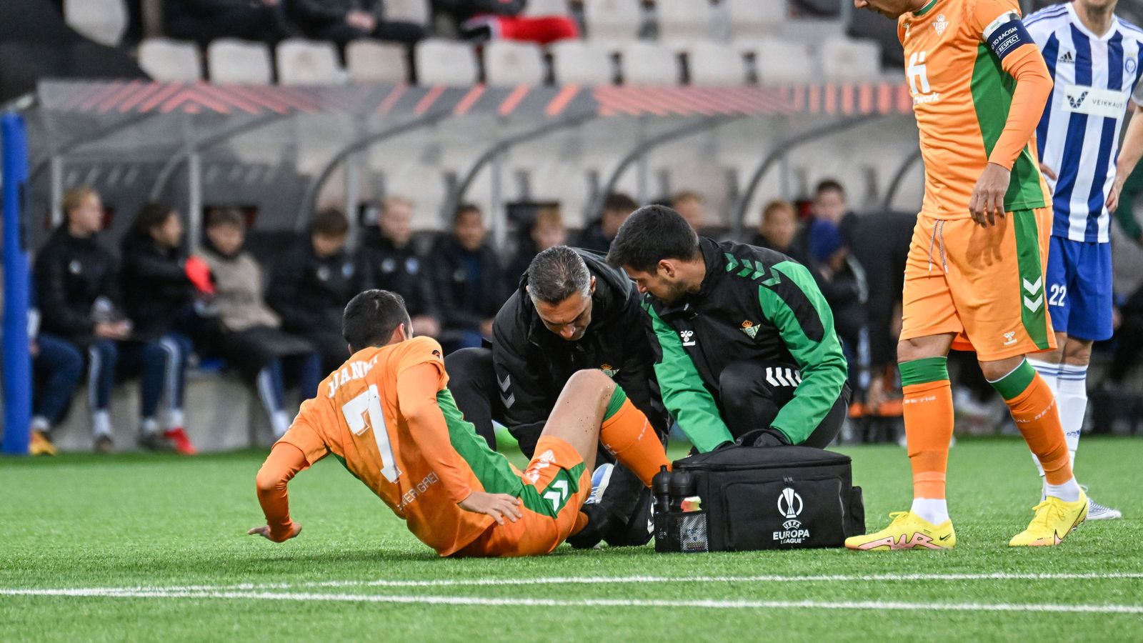 Los médicos del Betis atienden a Juanmi al lesionarse en el Bolt Arena.