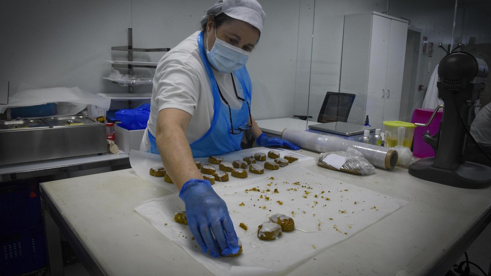 Fabricación de dulces tradicionales en La Aurora.