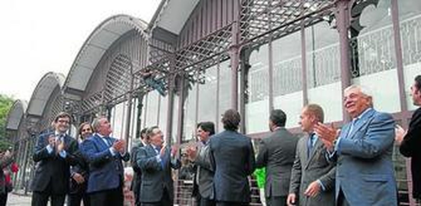 El alcalde observa el diseño original de la estructura de hierro, que ha permanecido intacto y en buen estado.