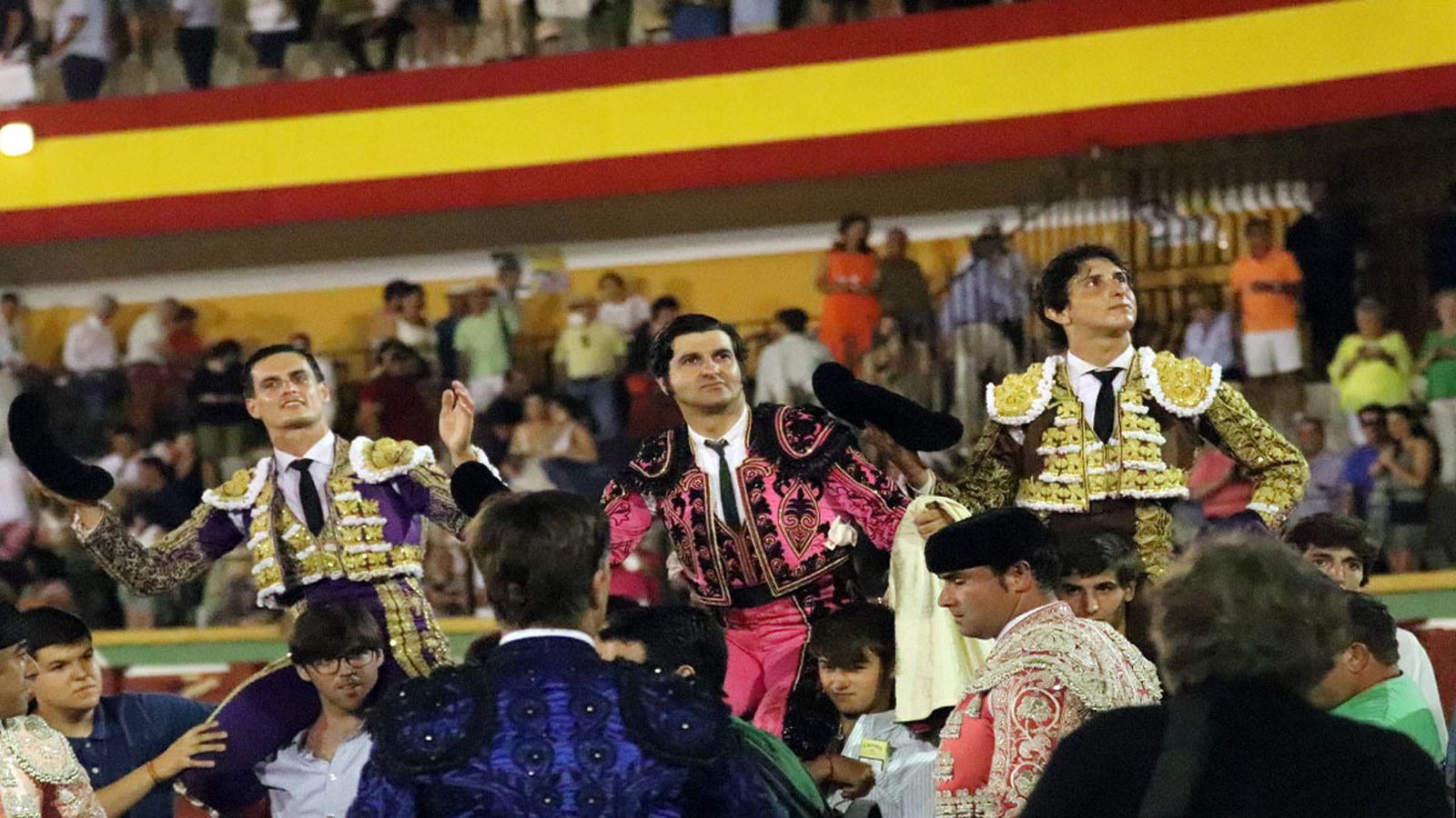 David Galván (i.), junto a Morante de la Puebla y Andrés Roca Rey, en Estepona.