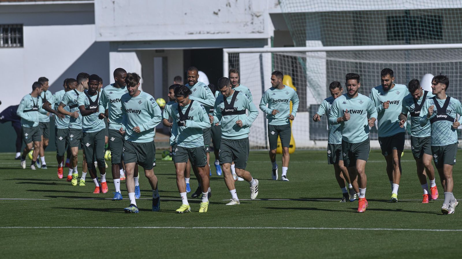 La plantilla verdiblanca realiza carrera continua.