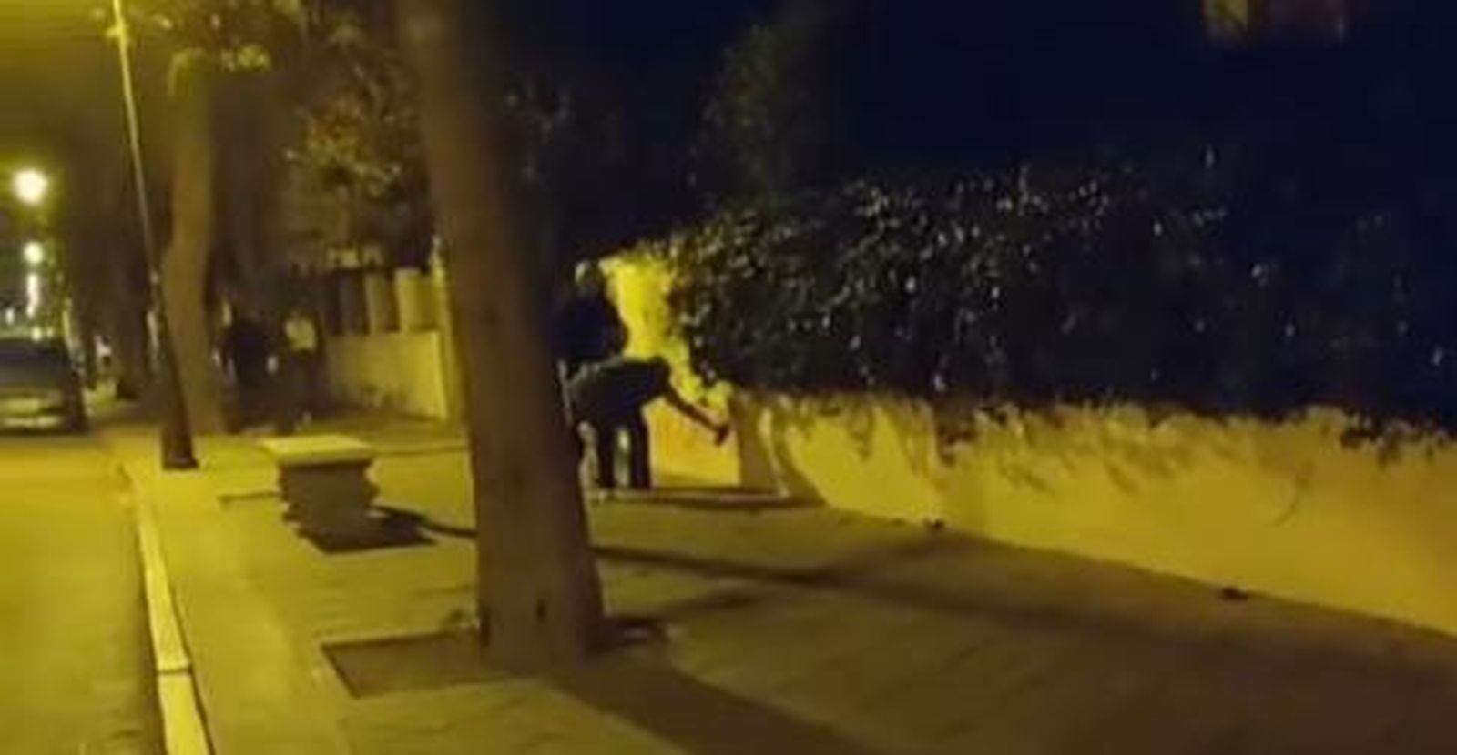 Momento en que se realiza la pintada en Chipiona.