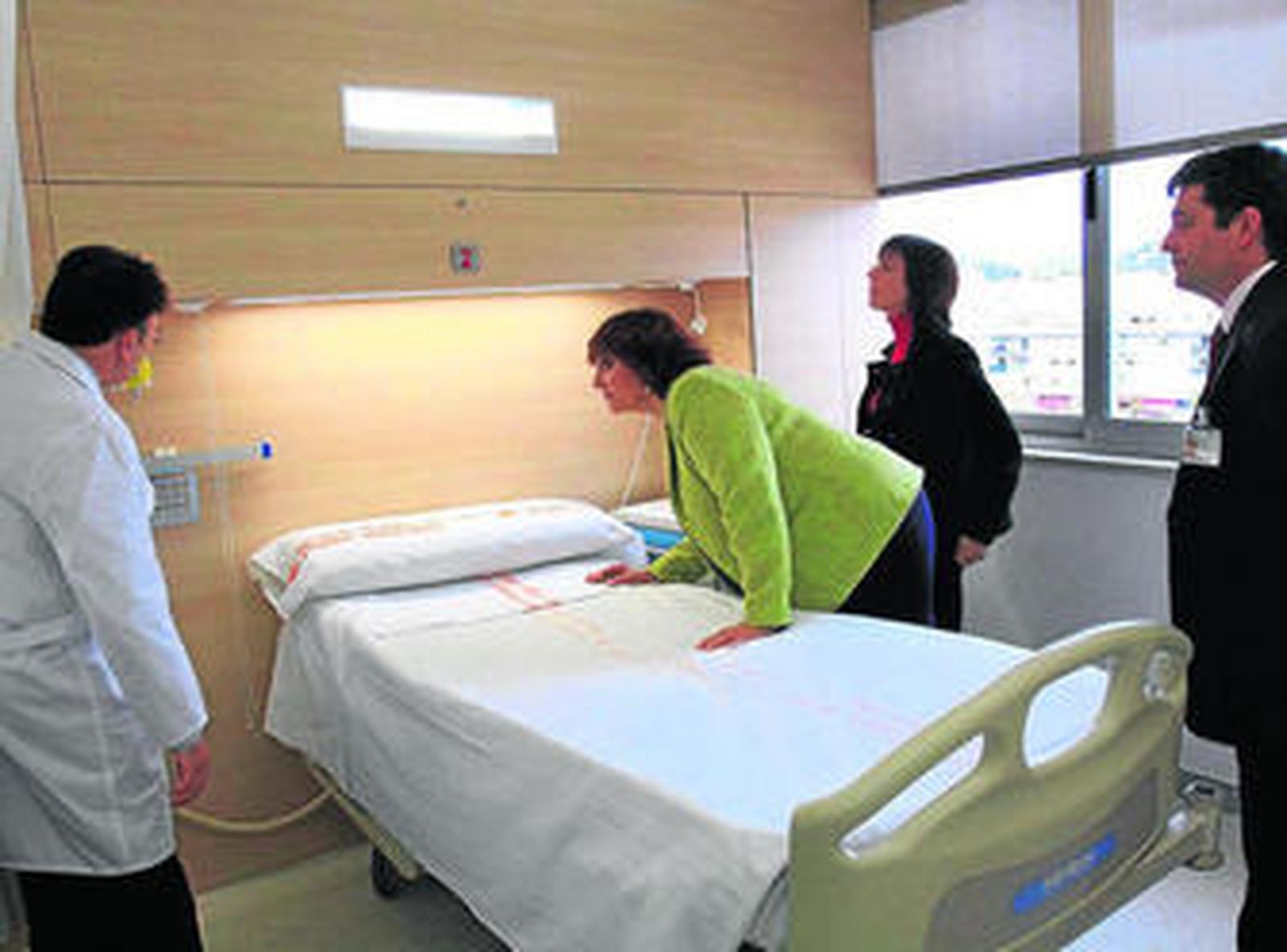 La delegada del Gobierno andaluz (der.) y la de Salud, en la planta que se abre hoy tras la remodelación.