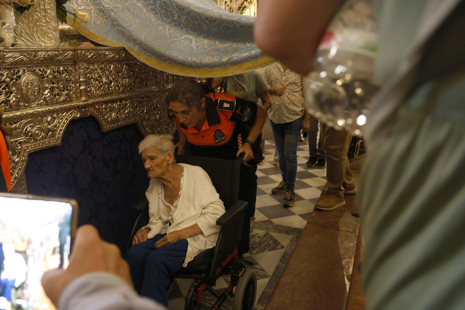 Las fotos del paso bajo el manto de la Virgen de la Luz de Tarifa