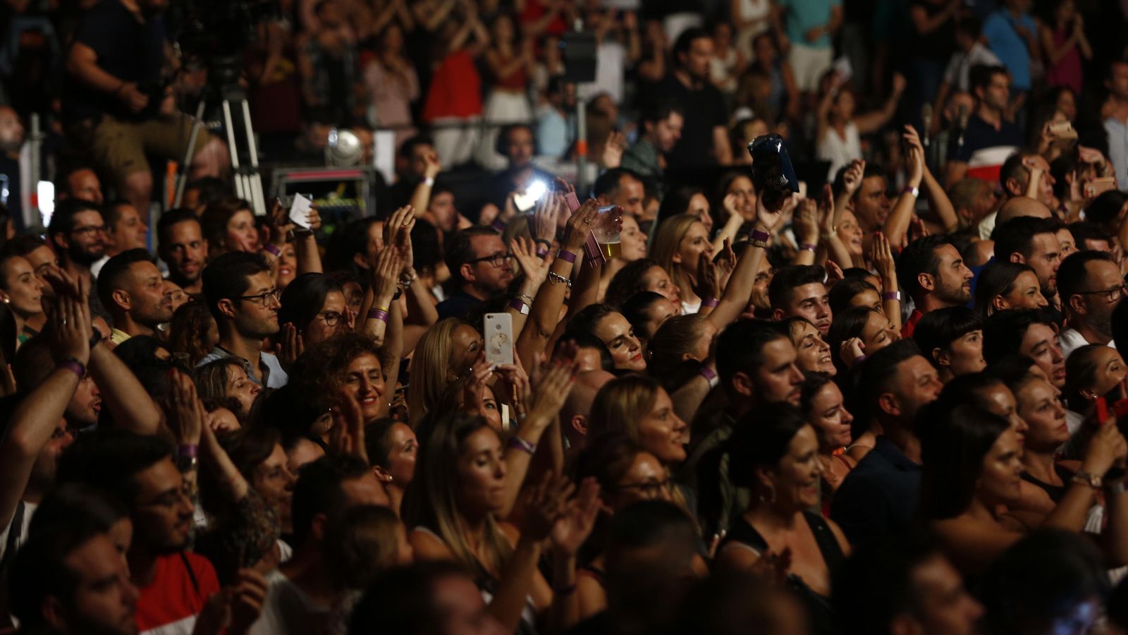 Unas 4.500 personas asistieron al concierto del malagueño.