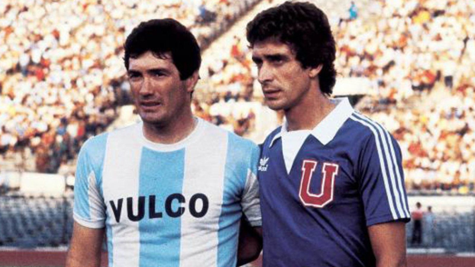 Pellegrini posa con la camiseta del Universidad de Chile.