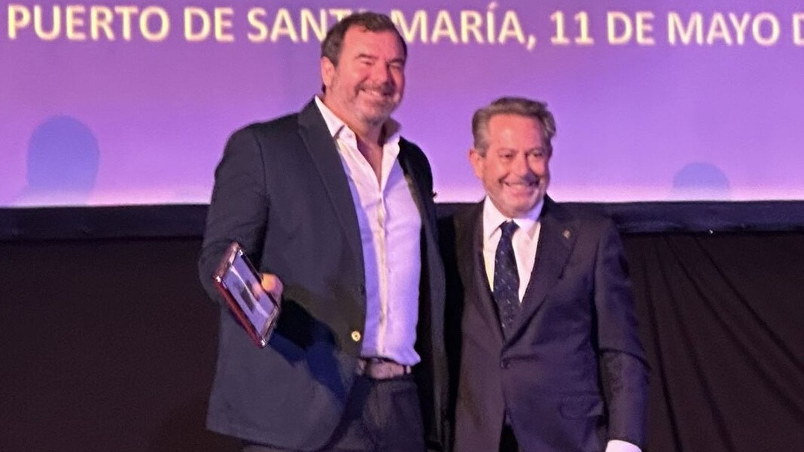 El presidente del RCMTPU, Luis Marquínez García, recibiendo el galardón.