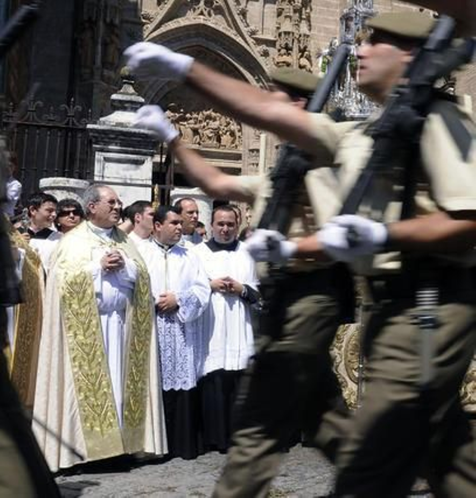 El arzobispo de Sevilla, Juan José Asenjo, pendiente del desfile militar.

Foto: Juan Carlos Váquez