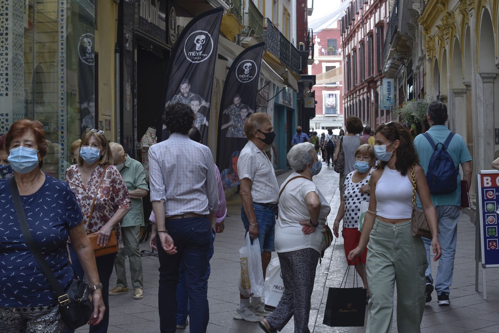 Varias personas interactúan en el  centro de la ciudad.