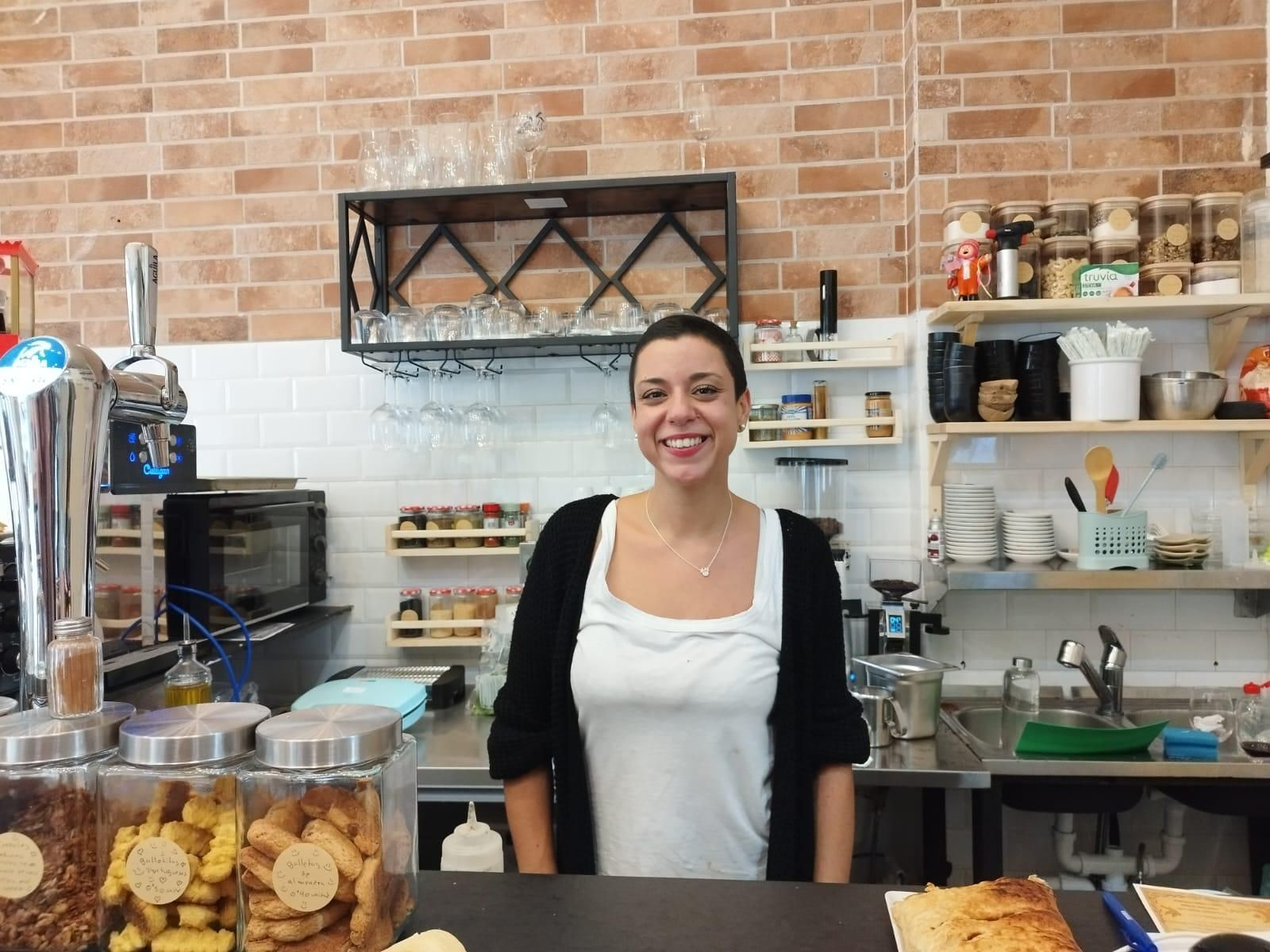 Mariana Cardoso, tras la barra de El Lugar que No Existe.