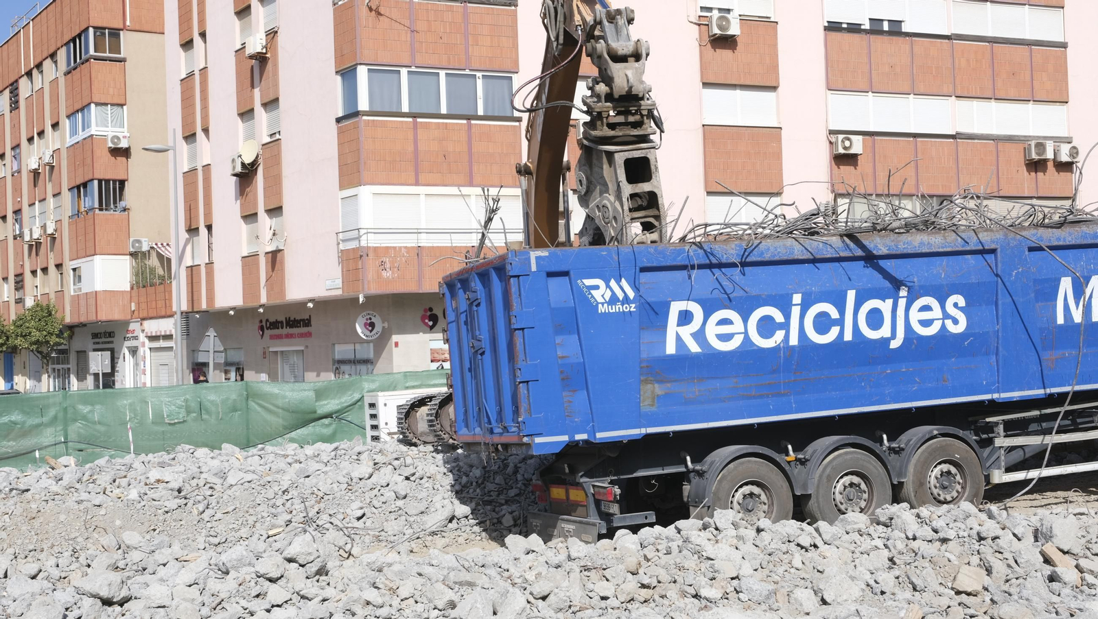 El Puente de la Avenida del Mediterráneo en su última fase de desmantelamiento, en imágenes