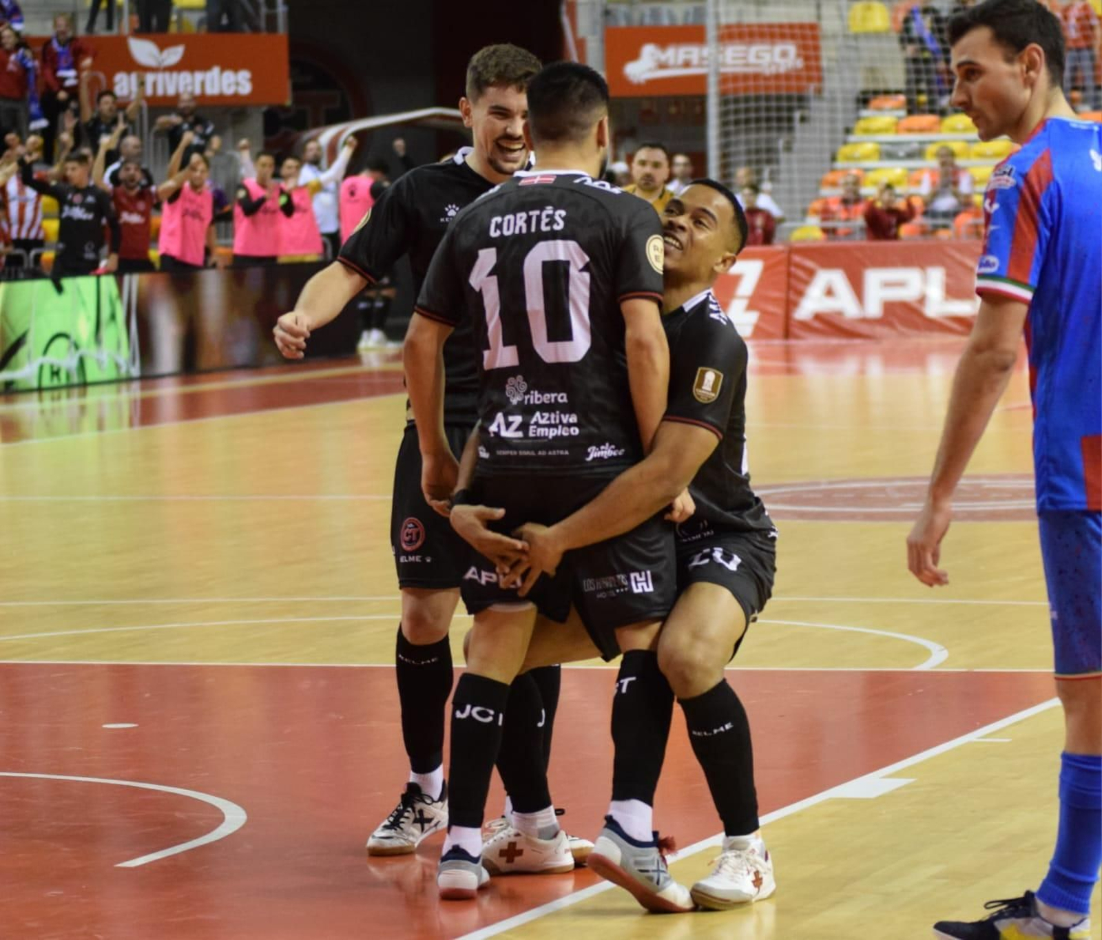 Un compañero trata levantar a Cortés durante la celebración de uno de los tantos del almeriense.