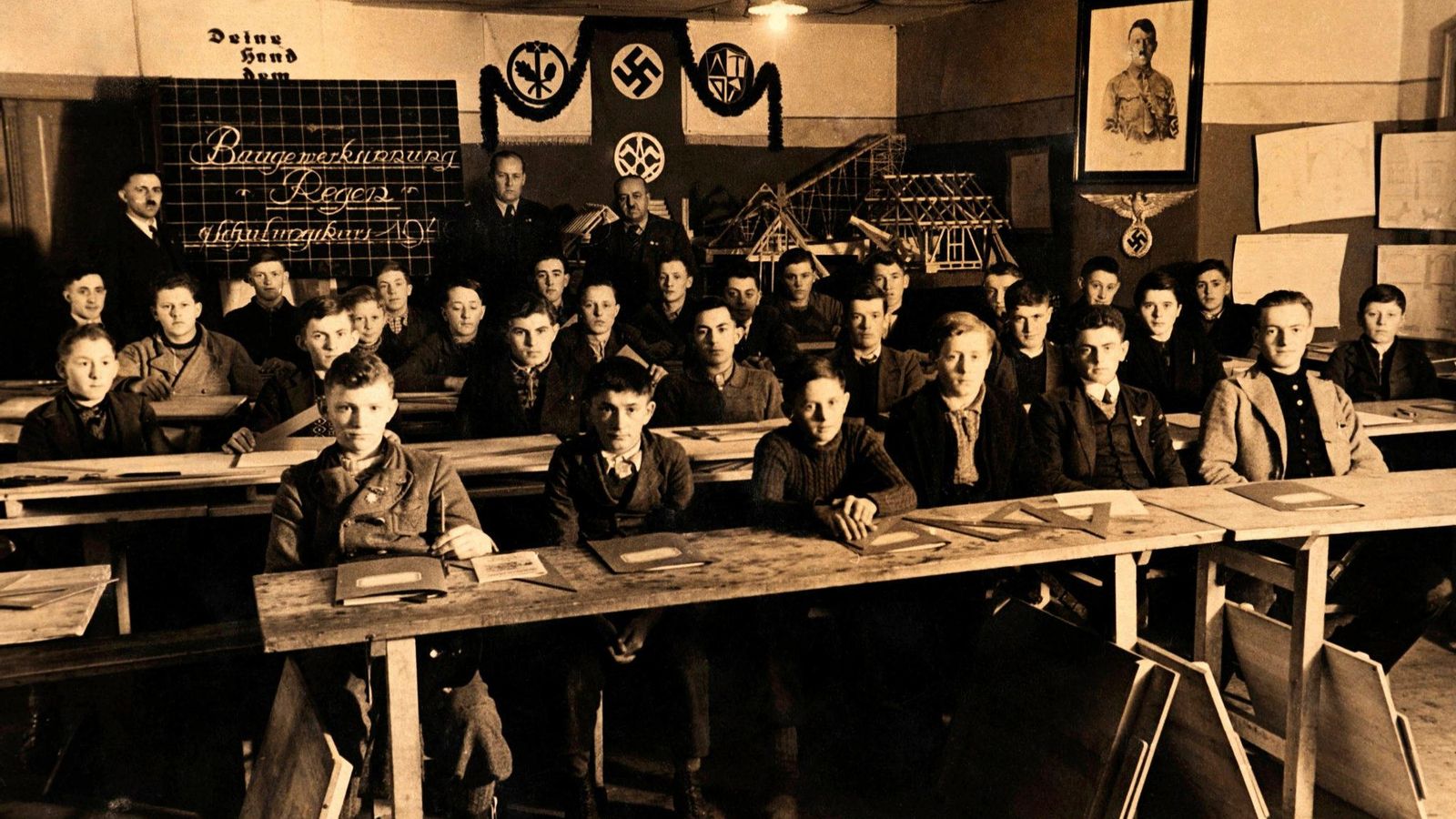 Escuela adornada con símbolos nazis.