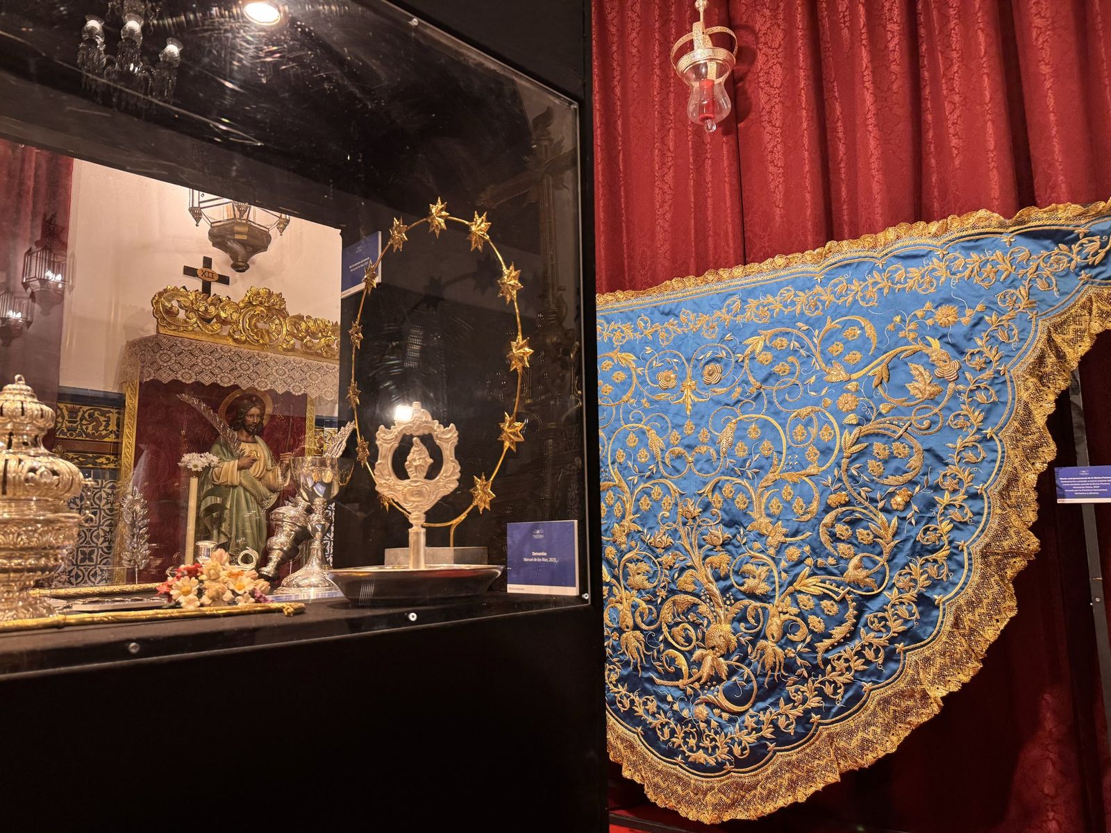 Detalle de la exposición en la capilla de la calle Amparo