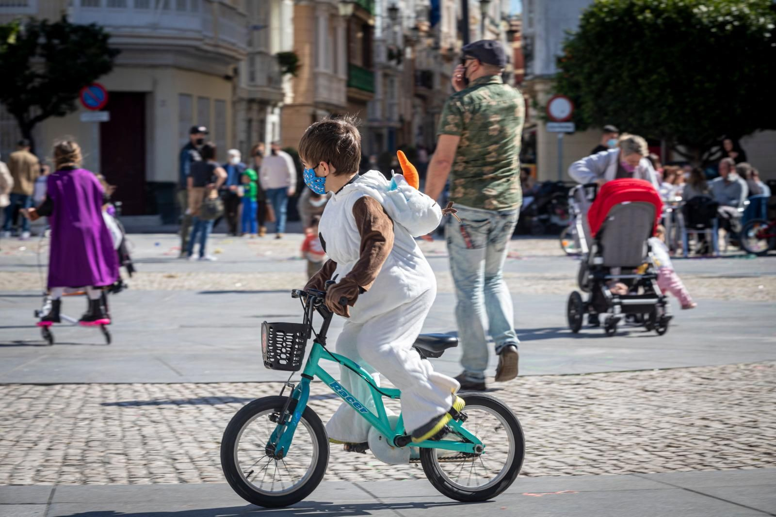 Así vive Cádiz el domingo de Carnaval del coronavirus
