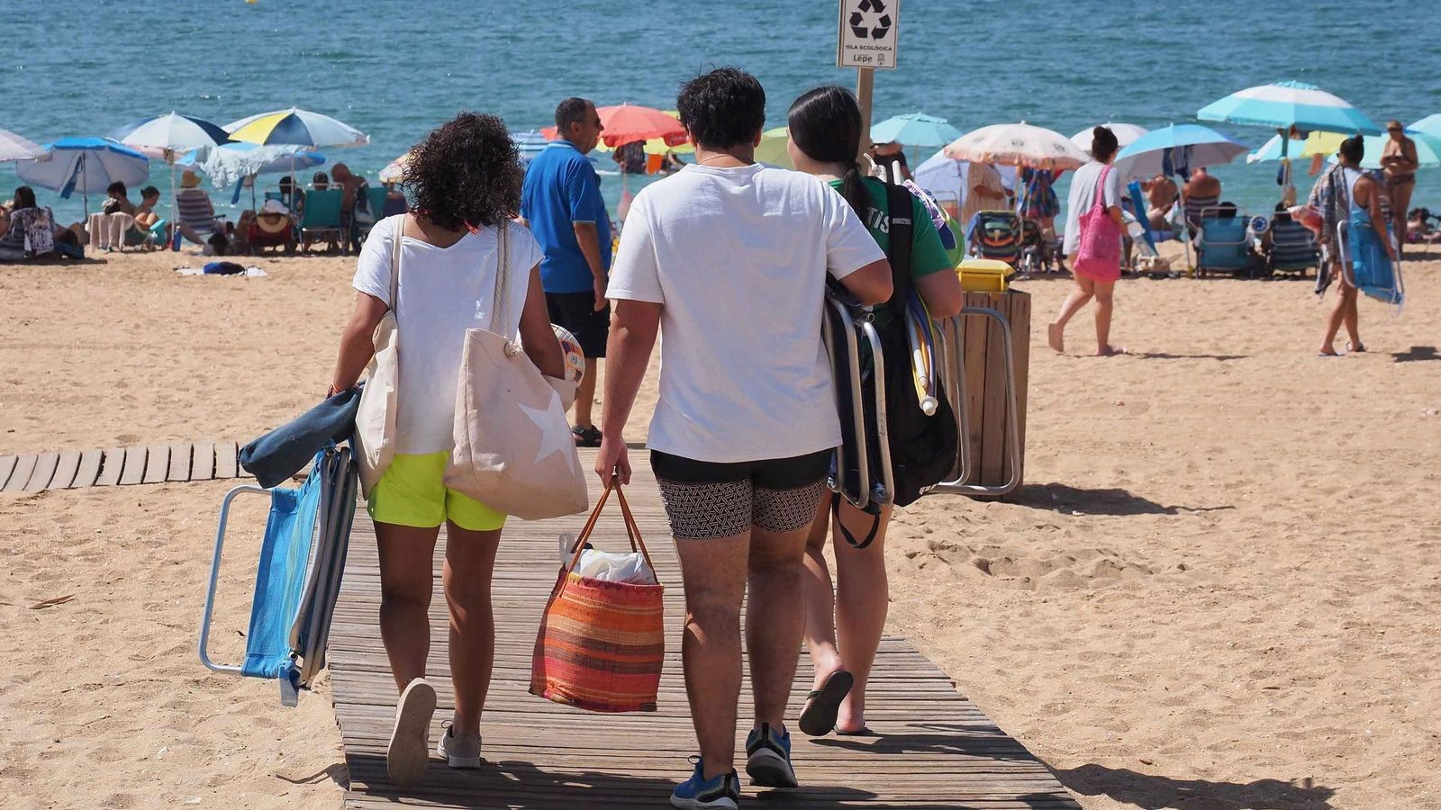 Personas accediendo a la playa de Islantilla.