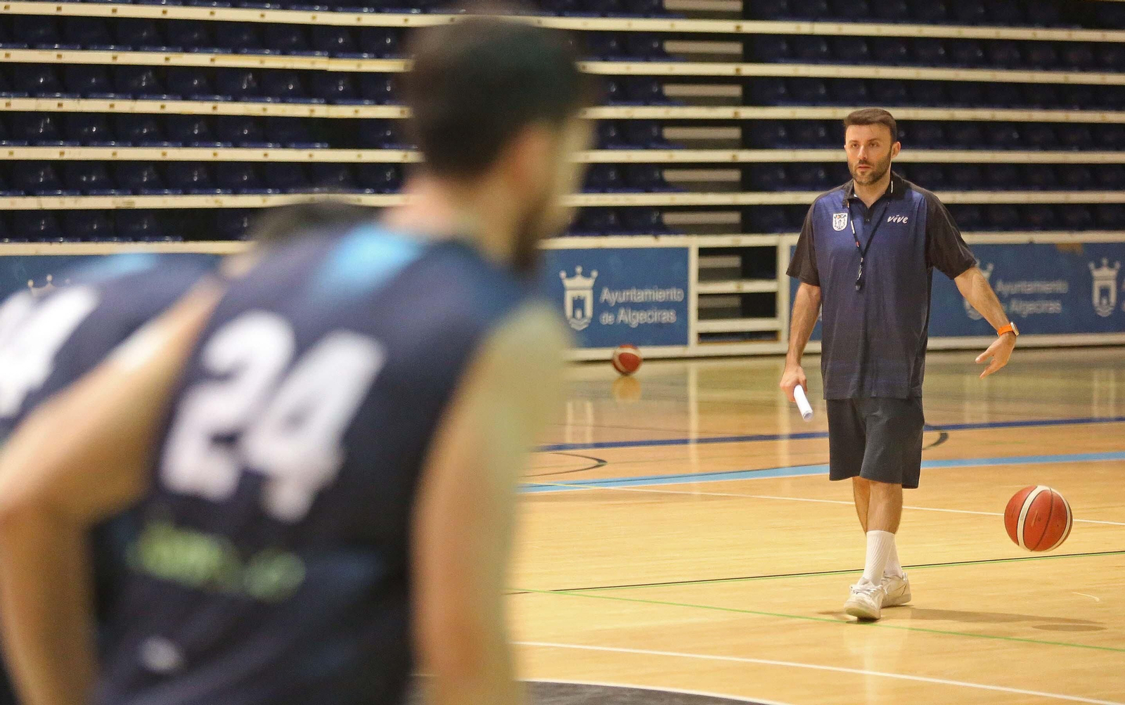 Fotos del primer entrenamiento de Miki Ortega al frente de Udea