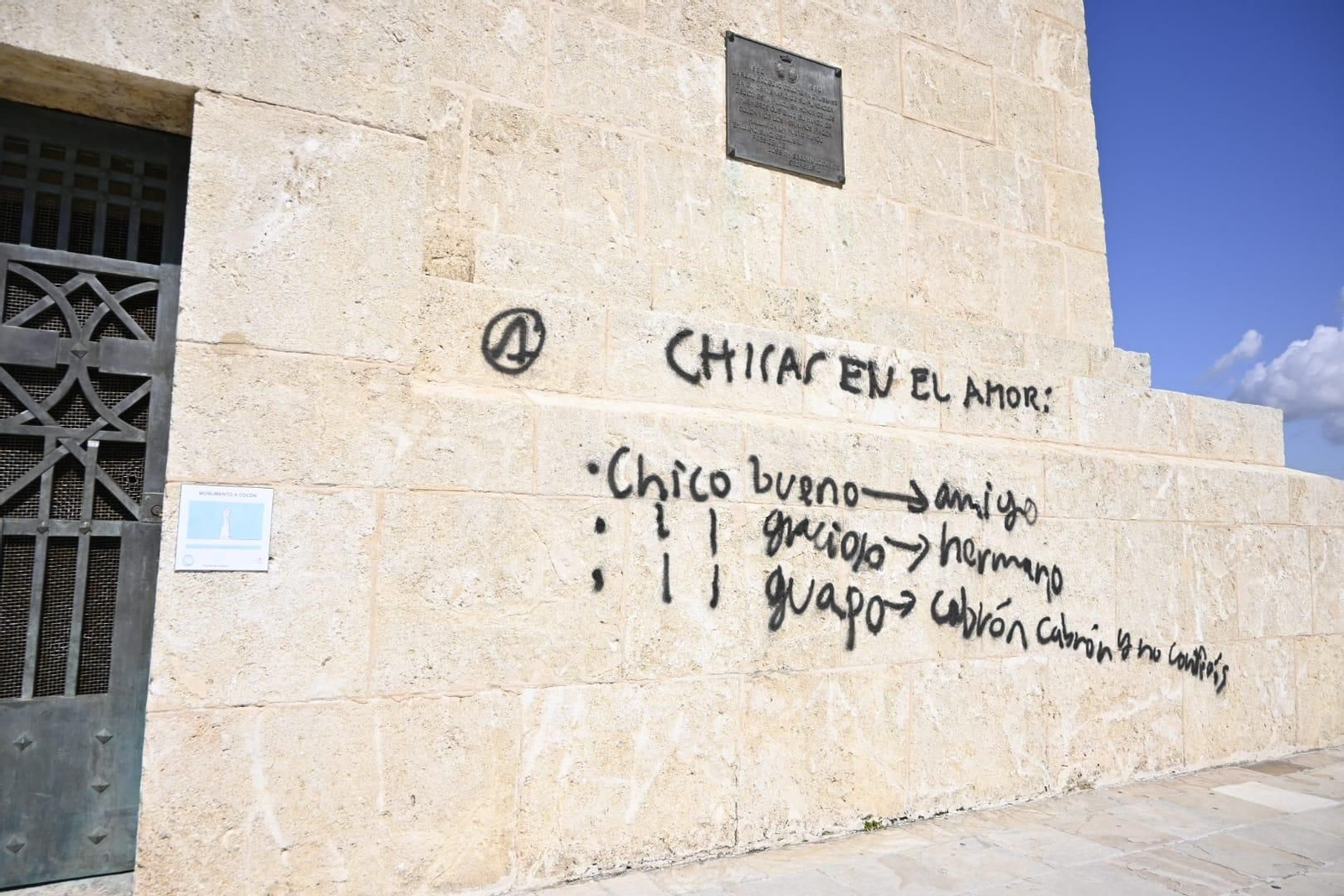 Pintan con grafiti el Monumento a Colón en Huelva: imágenes del acto vandálico