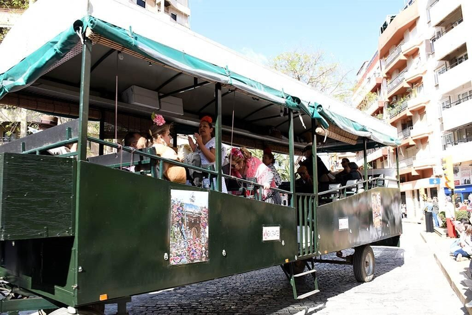 Imágenes de los peregrinos de la Hermandad de Emigrantes en su salida por las calles de Huelva
