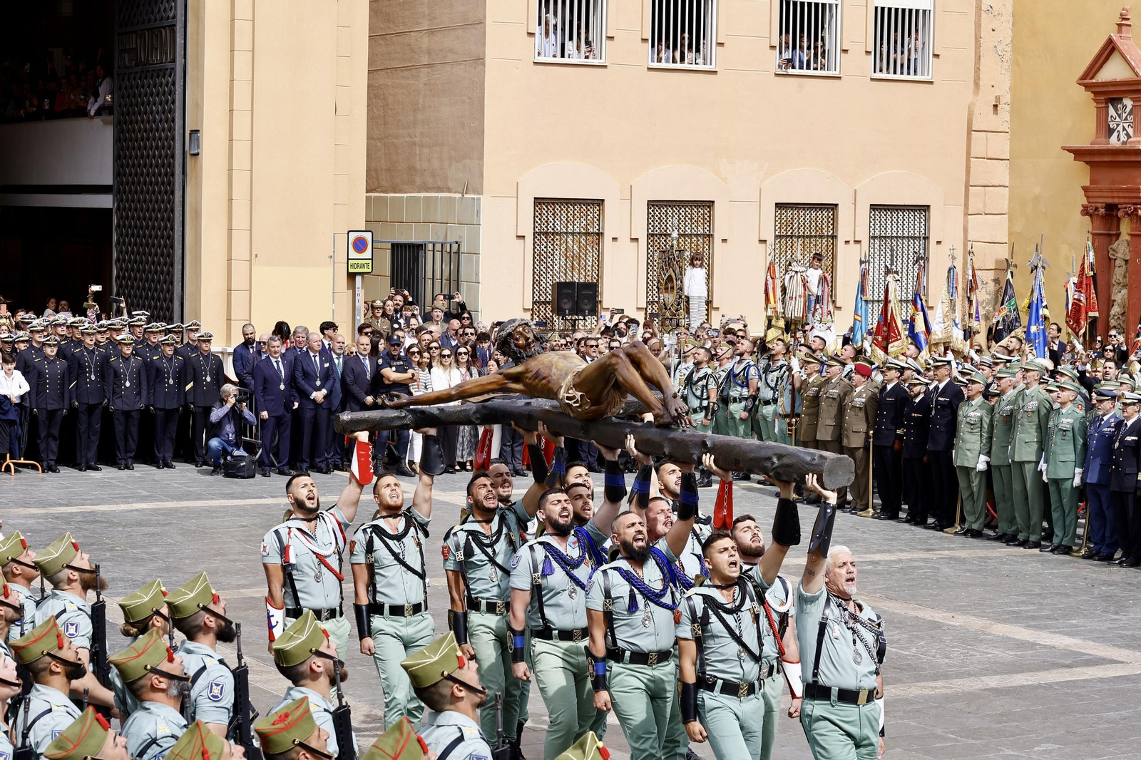 Las fotos de la Legión en el traslado del Cristo de Mena en Málaga este Jueves Santo