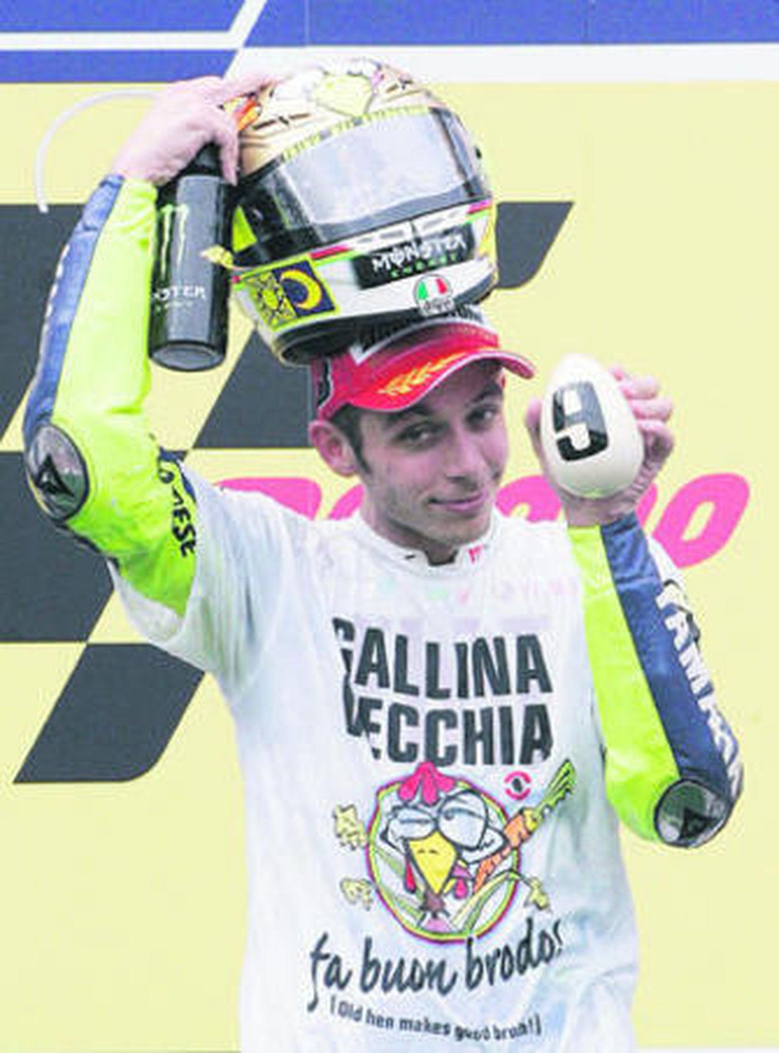 "Gallina vieja hace buen caldo", rezaba ayer la camiseta de Rossi.