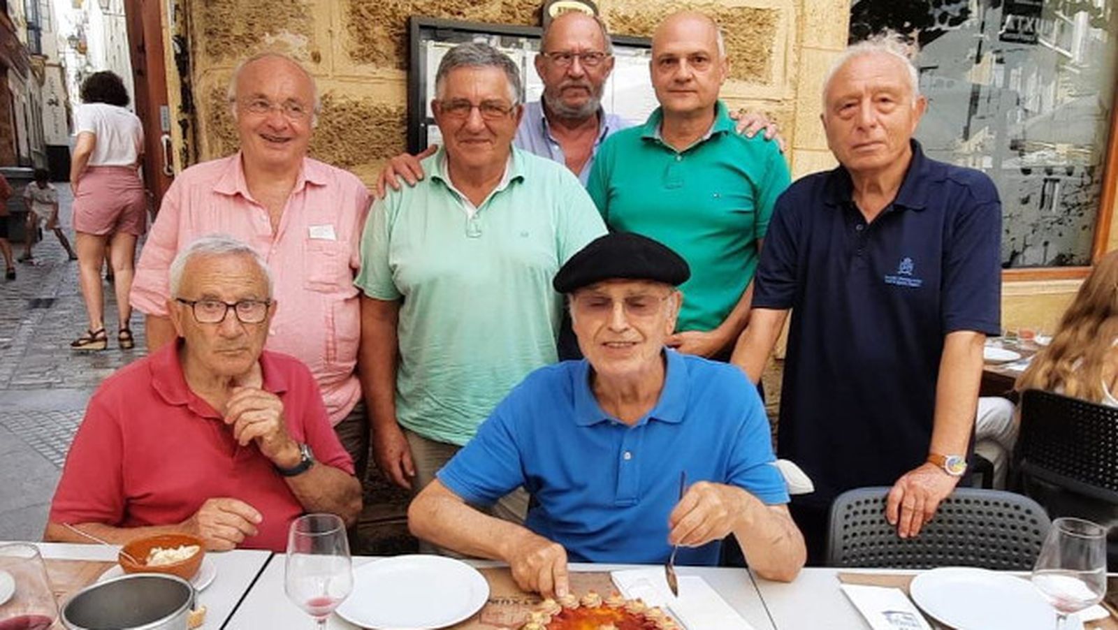 El homenajeado Jon Monasterio con Juan José Barea, Gaspar Santos, Fernando Gallego, Ramón Roldán, Antonio Peralta y Juan Agurruzaga, durante el almuerzo en el restaurante Atxuri.