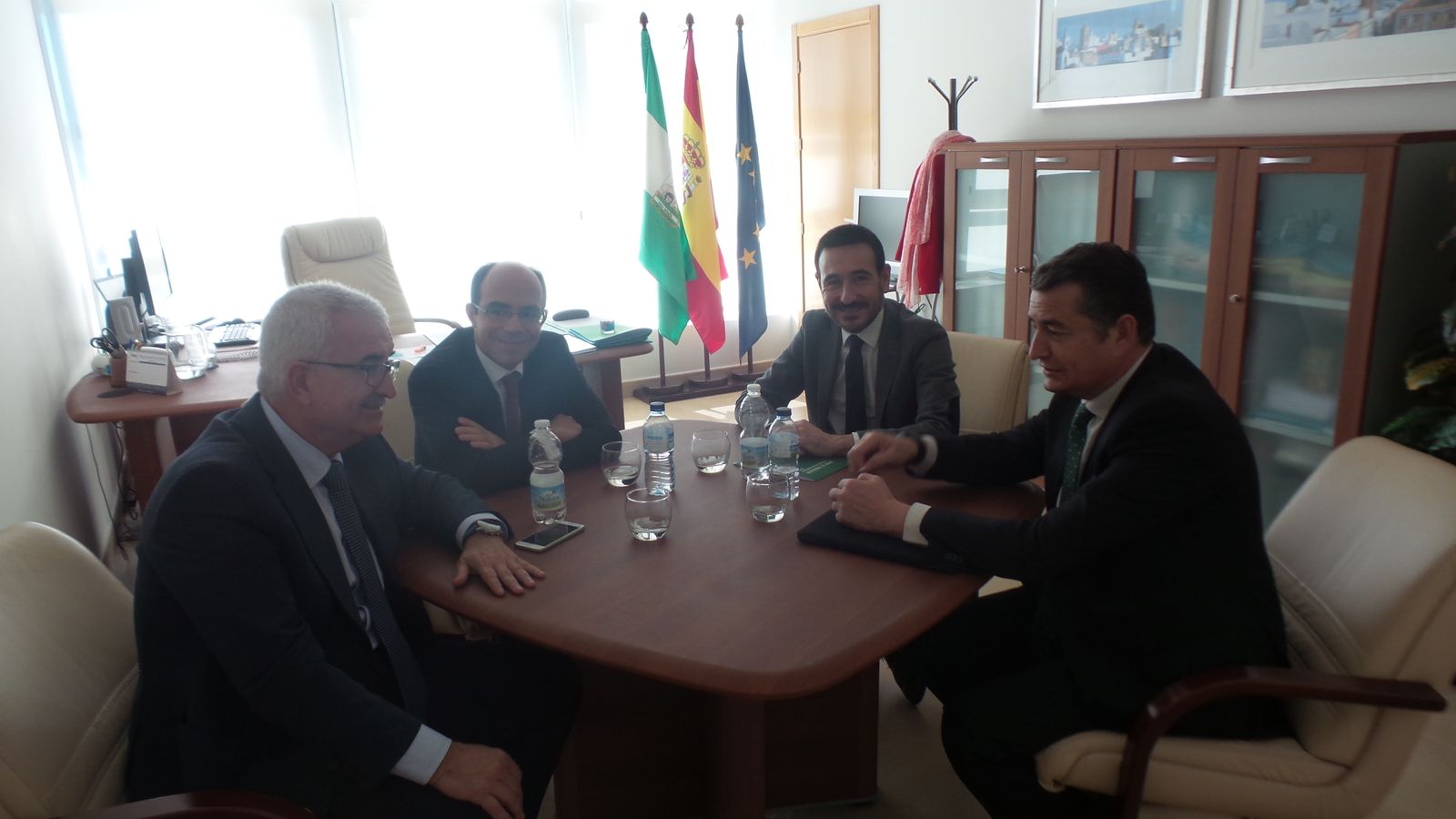 Manuel Jiménez Barrios, Felipe Martínez Rico, Fernando López Gil y Antonio Sanz durante el encuentro mantenido.