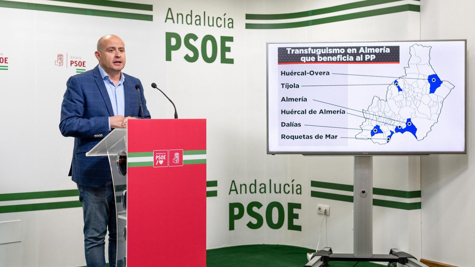 Antonio Martínez muestra el mapa del transfuguismo en Almería.