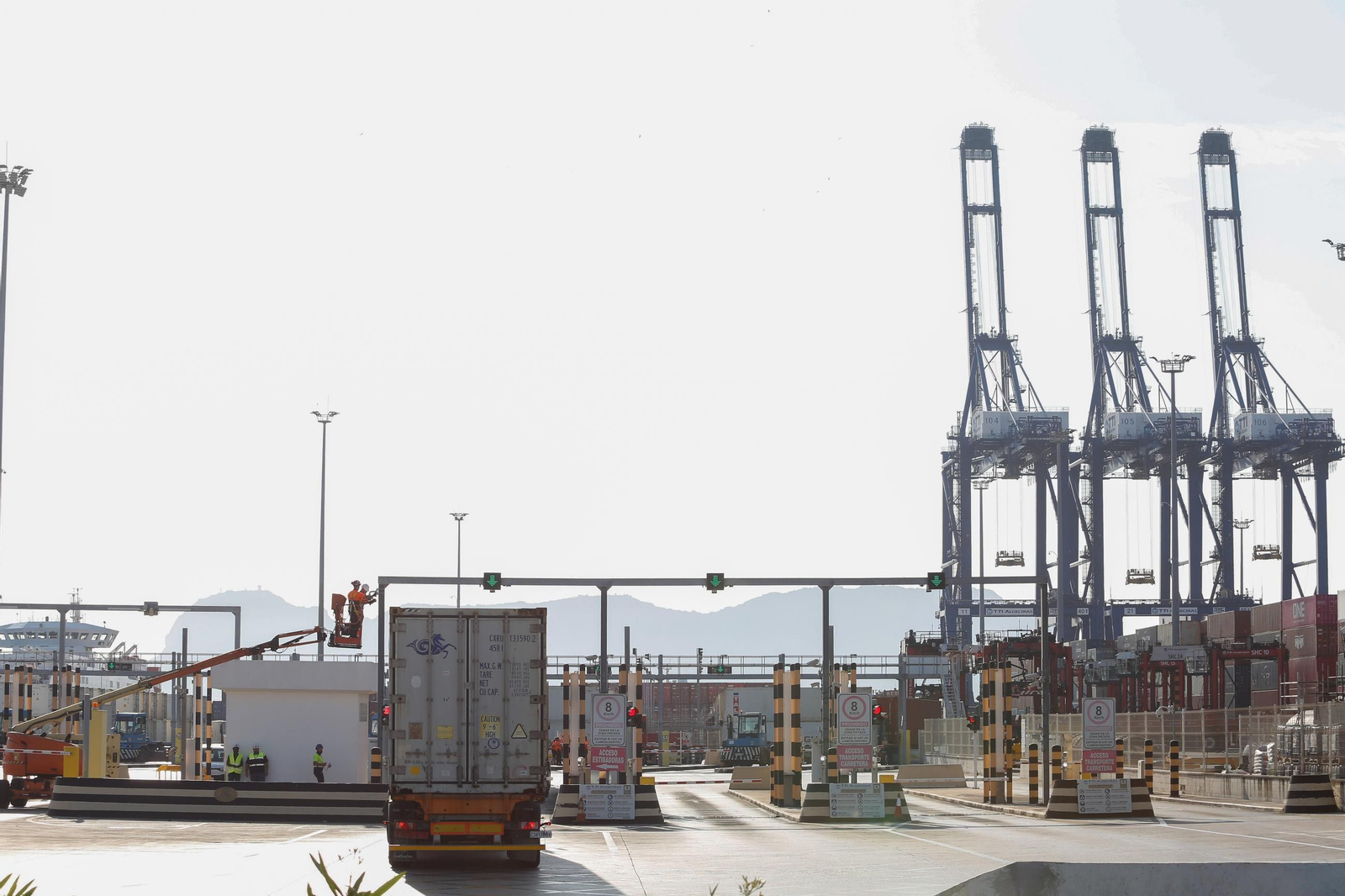 Un camión accede a TTI Algeciras.