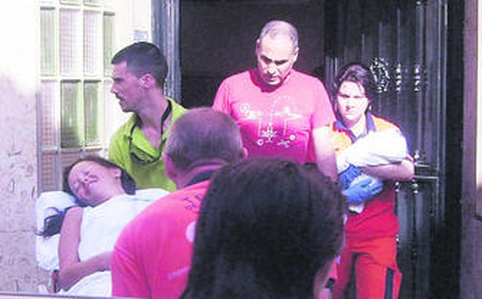 La madre primeriza sonríe de alegría cuando el 061 la trasladaba en camilla a la ambulancia para llevarla junto a su bebé al hospital.