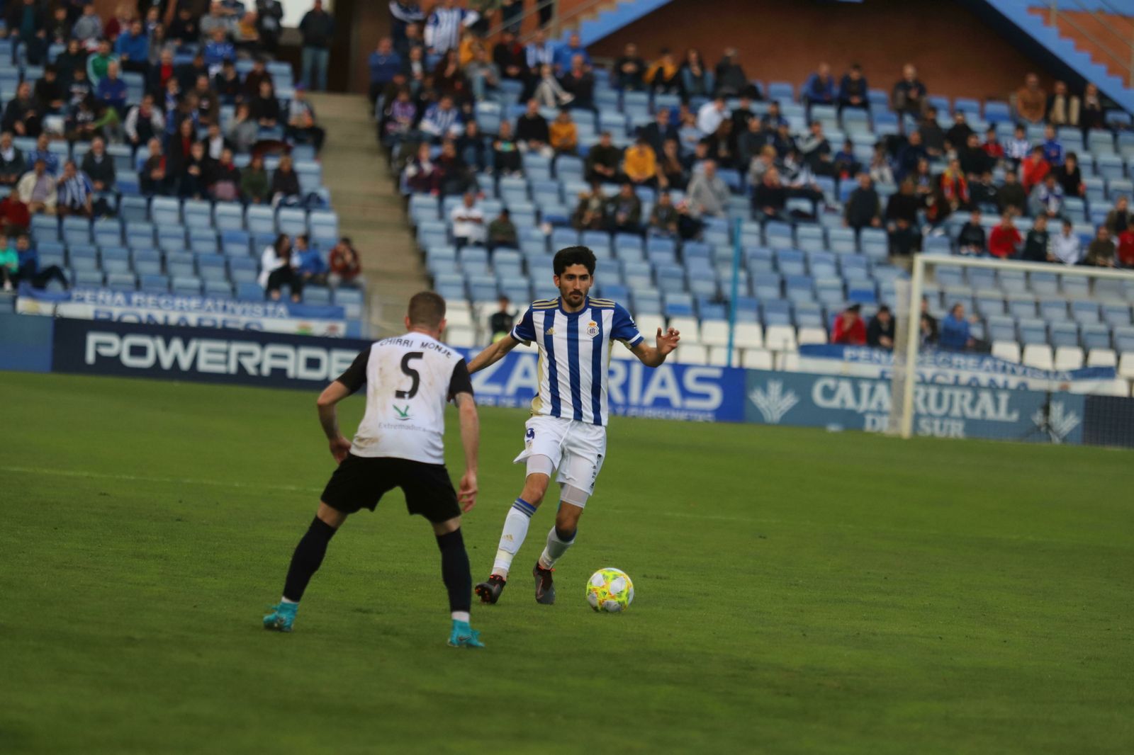 José Carlos trata de desbordar a un rival durante el encuentro Recreativo-Mérida en el Nuevo Colombino.