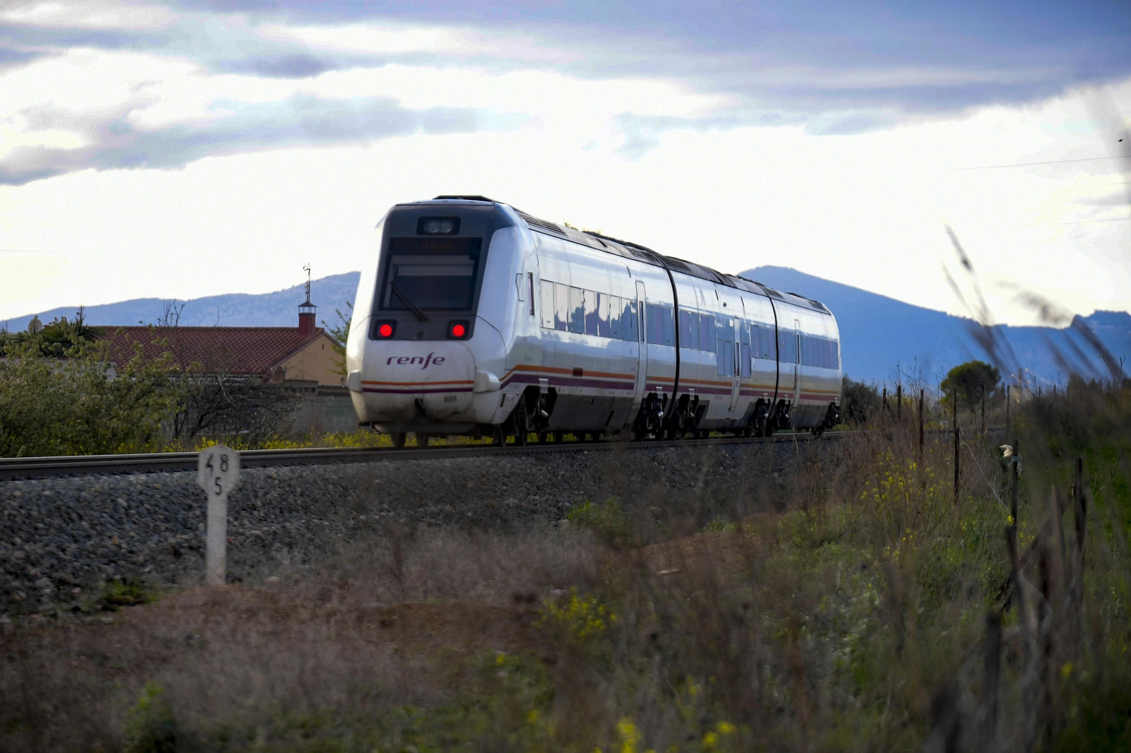 El tren convencional procedente de Almería, en las proximidades de Granada